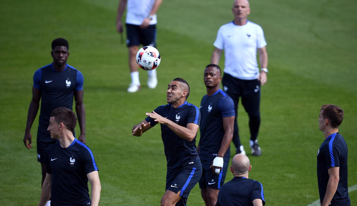 Dimitri Payet  mencoba menyundul bola pada sesi latihan bersama timnas Prancis di Clairefontaine-en-Yvelines, Paris, (9/7/2016). (AFP/Franck Fife)