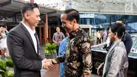 Agus Harimurti Yudhoyono (kiri) menyambut Presiden Joko Widodo saat menjenguk Ani Yudhoyono, Singapura, Kamis (21/2). Selain Ibu Negara, Jokowi juga didampingi putranya Kaesang Pangarep dan Kepala Staf Presiden Moeldoko. (Liputan6.com/HO/Anung Anindito)