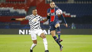 Pemain PSG, Layvin Kurzawa, berebut bola dengan pemain Manchester United, Anthony Martial, pada laga Liga Champions di Stadion Parc des Princes, Rabu (21/20/2020). MU menang dengan skor 2-1. (AP/Michel Euler)