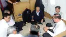 Wakil Presiden Jusuf Kalla ketika berdiskusi bersama Staf Khusus dan Deputi Wakil Presiden sambil lesehan di Kabin Pesawat Khusus Kepresidenan BBJ-2 dalam penerbangan menuju Mongolia, Kamis (14/7). (Foto: Tim Media Wapres)