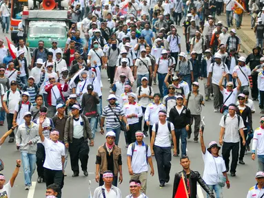 Massa dari Pergerakan Pelaut Indonesia (PPI) berunjuk rasa di Jalan Merdeka Barat, Jakarta, Kamis (12/5). Dalam aksinya, massa menuntut pemerintah memperhatikan kesejahteraan dan peningkatan upah mereka. (Liputan6.com/Yoppy Renato)