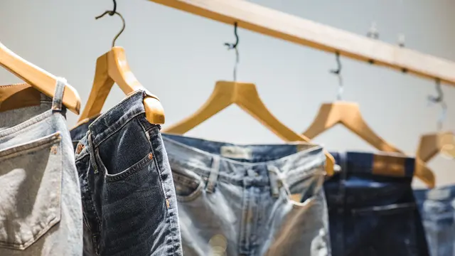Brand Fashion New York Rilis Celana Jeans dengan Efek Mengompol, Dijual Rp 1 Juta