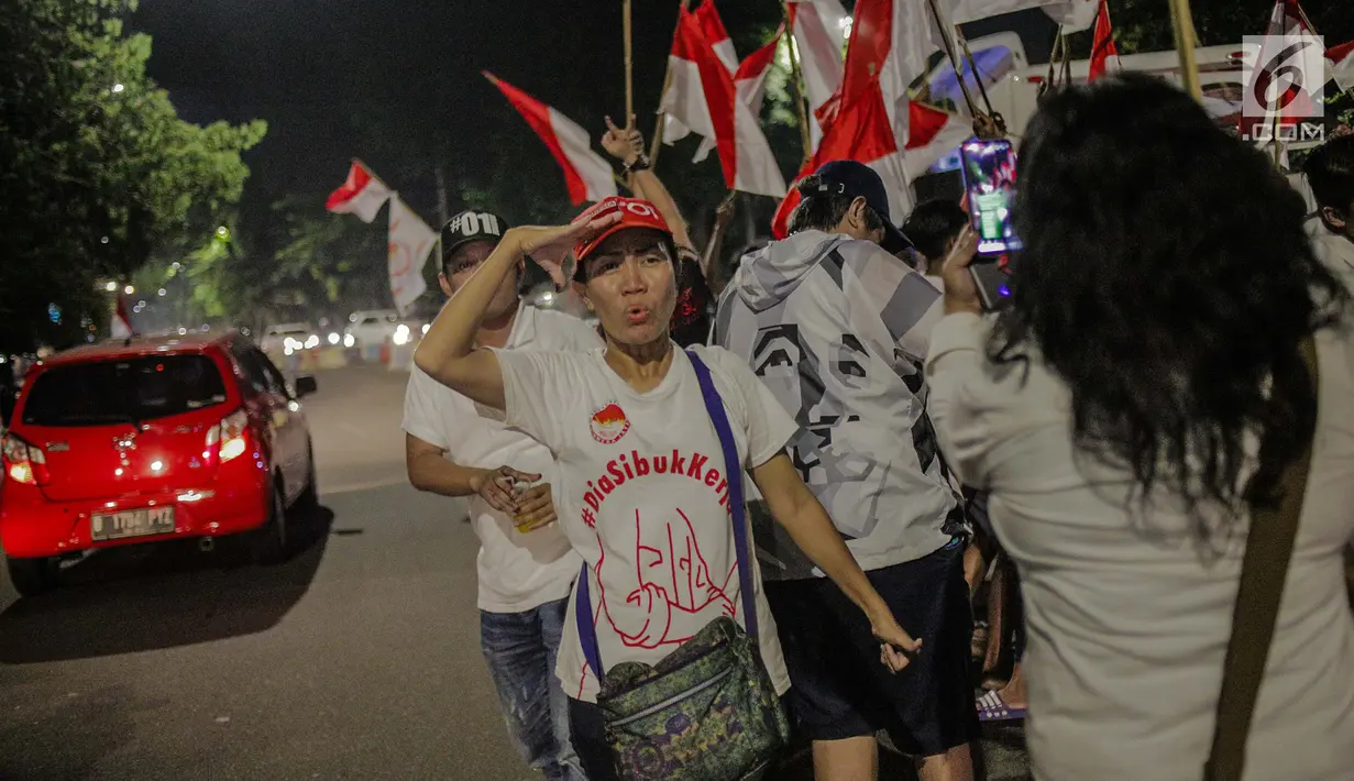 Pendukung pasangan Capres 01 Joko Widodo-Ma'aruf Amin berkumpul di kawasan Tugu Proklamasi, Jakarta, Rabu (17/4). Pendukung melakukan pawai usai mengetahui hasil hitung cepat dari berbagai lembaga survey yang mengeluarkan hasil Capres 01 mengungguli Capres 02. (Liputan6.com/Faizal Fanani)