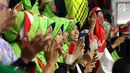 Suporter tim voli putra Indonesia bertepuk tangan saat menyaksikan laga melawan Arab Saudi di Kejuaraan Voli Asia 2017 ke-16 di GOR Tri Dharma, Gresik, Senin (24/7). Indonesia unggul 25-23, 25-21, 22-25, 26-24. (Liputan6.com/Helmi Fithriansyah)