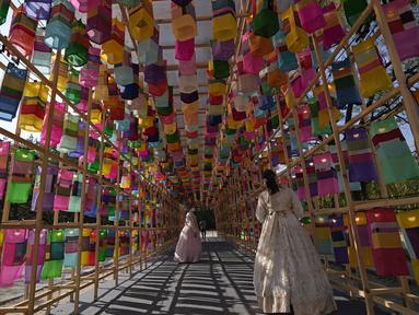 Pengunjung yang mengenakan masker untuk membantu mengekang penyebaran COVID-19 berjalan melewati lentera pada Festival Budaya Kerajaan di Istana Gyeongbok, Seoul, Korea Selatan, Selasa (19/10/2021). Istana Gyeongbok adalah salah satu landmark terkenal di Korea Selatan. (AP Photo/Lee Jin-man)