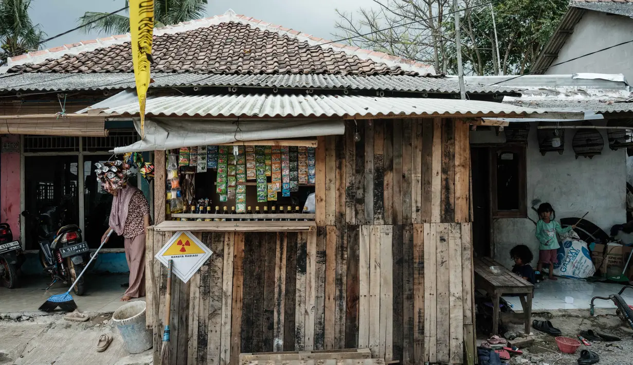 Sejumlah titik di permukiman warga yang berdekatan dengan kawasan industri Modern Cikande, Kabupaten Serang, Banten terdeteksi paparan radiasi radioaktif jenis Cesium-137. (Yasuyoshi CHIBA/AFP)