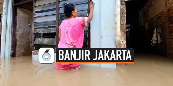 VIDEO: Di Tengah Banjir, Warga Rawajati Jakarta Mulai Bersihkan Rumah