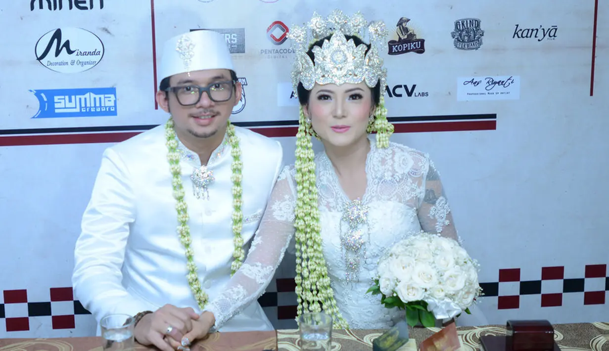 Saat ini Poppy Sovia sedang berbahagia, lantaran ia resmi meikah dengan Ahmad Gussaoki pada Sabtu (24/3/2018) di Sport Centre, Alam Sutera, Tangerang. Acara tersebut pun berjalan dengan lancar. (Bayu Herdianto/KapanLagi.com)