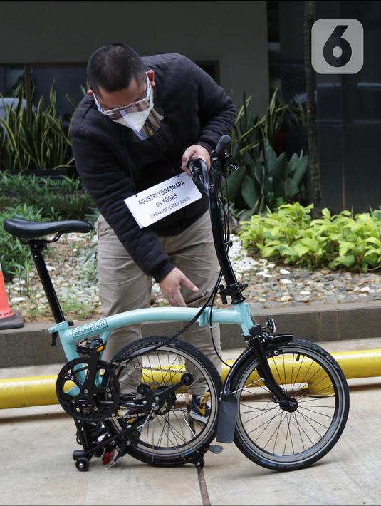 Perantara anggota Komisi II DPR Ihsan Yunus, Agustri Yogasmara sesaat sebelum rekonstruksi perkara dugaan korupsi pengadaan bantuan sosial penanganan COVID-19 di gedung KPK, Jakarta, Rabu (10/2/2021). Rekonstruksi dilakukan bersama tersangka Harry van Sidabuke. (Liputan6.com/Helmi Fithriansyah)