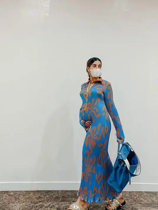 Kali ini, Tasya Farasya tampil seru dengan printed dress. Motif bunga dengan nuansa kontras berpotongan fit dengan tubuh menampilkan baby bump-nya yang tampak kian menggemaskan. (Instagram/tasyafarasya).