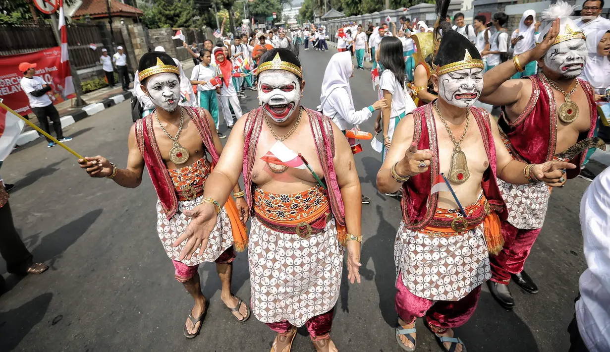 Wayang orang sambut obor Asian Games 2018 yang melintas di RSPAD Gatot Subroto - Hotel Borobudur Jakarta, Kamis (16/8). Pawai obor yang memasuki hari kedua dimulai dari Balai Kota DKI Jakarta dan berakhir di Gor Sunter.(Liputan6.com/Faizal Fanani)