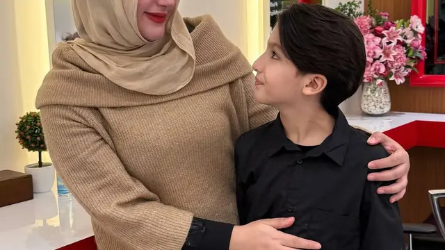 Tasyi Athasyia Bagikan Momen Sang Anak saat Potong Rambut Gondrong. (instagram/tasyiiathasyia)