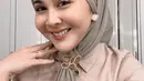 Menggunakan bros pada hijab bisa memberikan sentuhan klasik pada kerudung polos [@kesharatuliu05]