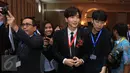 Leeteuk seusai menjadi pembicara saat acara Indonesia-Korea Business Summit 2017 di Hotel Shangri-La, Jakarta, Selasa (14/3). Pada kesempatan itu, Leeteuk mengumumkan rencana konser Suju dengan menggunakan bahasa Indonesia. (Liputan6.com/Herman Zakharia)