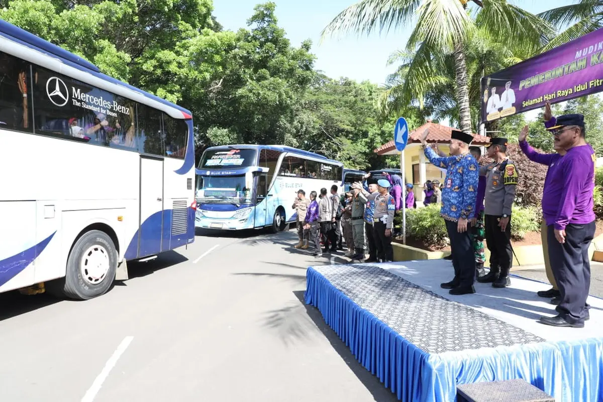 Bupati Tangerang Ahmed Zaki Iskandar, melepas 28 bis mudik Lebaran, di Kantor Bupati Tangerang, Senin (17/4/2023).