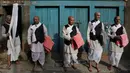 Pendeta hindu Nepal bersiap melakukan ritual Seto Machindranath di Kathmandu, Nepal (4/4). Dalam ritual ini, setiap tahun mereka memandikan dan mengecat ulang patung dewa Seto Machindranath. (AP Photo / Niranjan Shrestha)