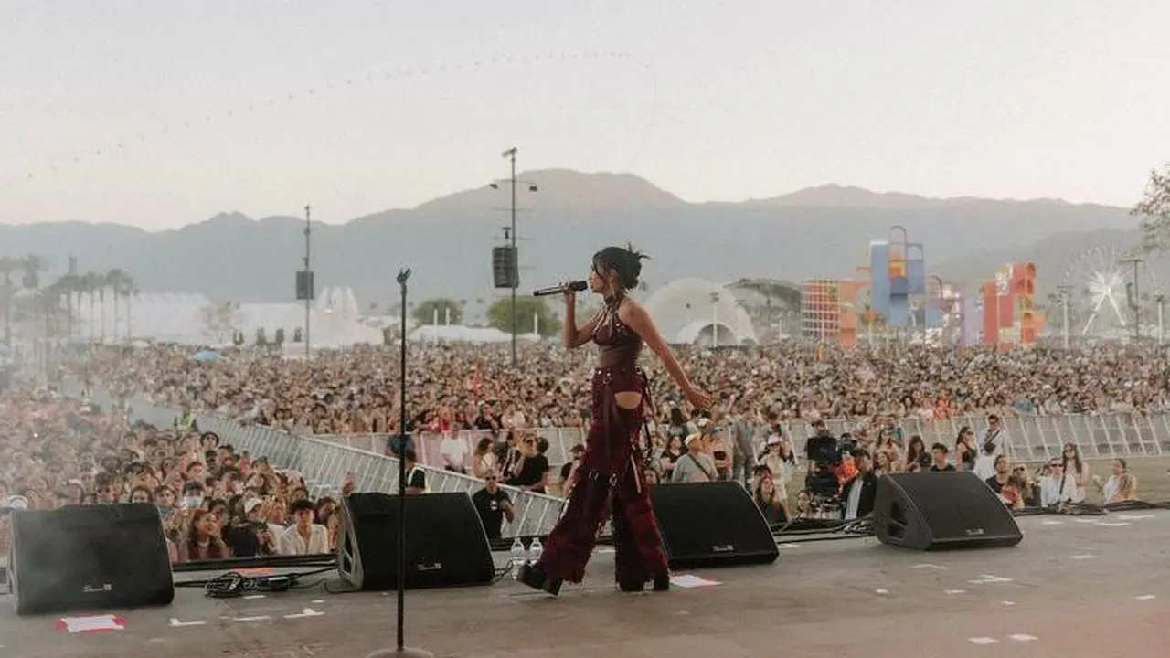 8 Gaya Memukau Niki Zefanya Tampil Perdana di Coachella 2022