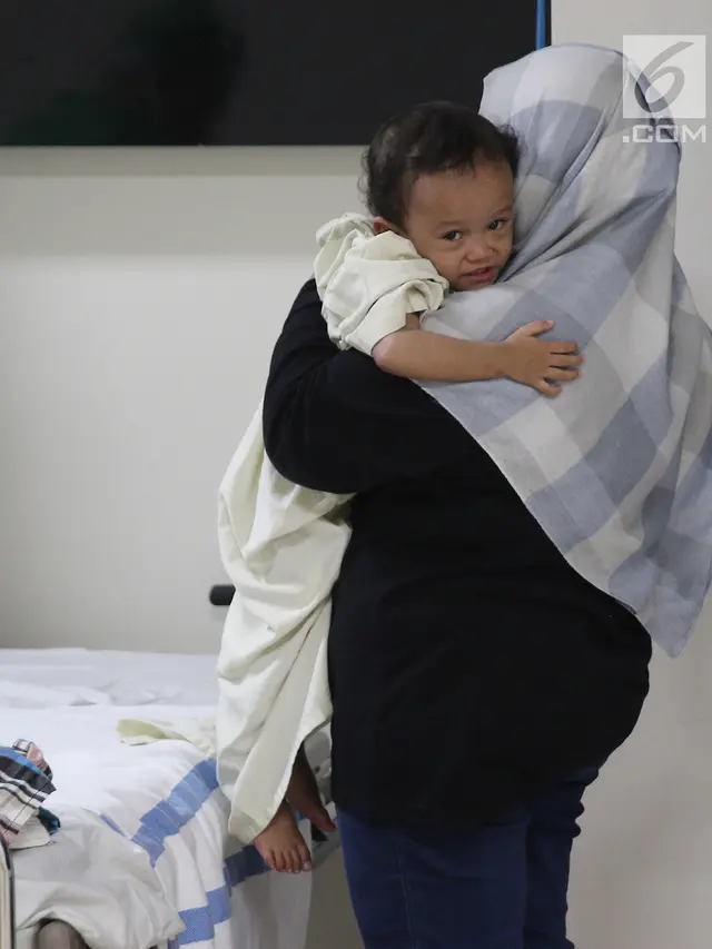 Peluk Para Ibu Kuatkan Pasien Anak Operasi Hernia di RS EMC Sentul