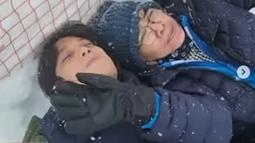 Dalam kesempatan tersebut, Dikta juga sekaligus merayakan ulang tahun sang ibunda. Pelantun Janji Suci itu merayakan ultah ibunda dengan cara yang unik, rebahan hingga 'makan salju' yang turun. Selanjutnya, mereka juga merayakannya di sebuah kafe. Sang ibunda pun terlihat penuh kebahagiaan. (Liputan6.com/IG/@dikta)