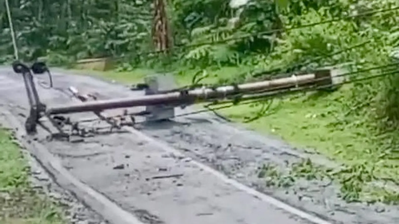 Tiang listrik ambruk menyebabkan akses jalan di Kecamatan Cibinong-Sindangbarang terputus.