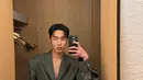 Lee Jae Wook melakukan mirror selfie di ruang ganti. Mirror selfie merupakan angle kesukaannya jika mengintip akun Instagramnya. (Foto: Instagram/ jxxvvxxk)