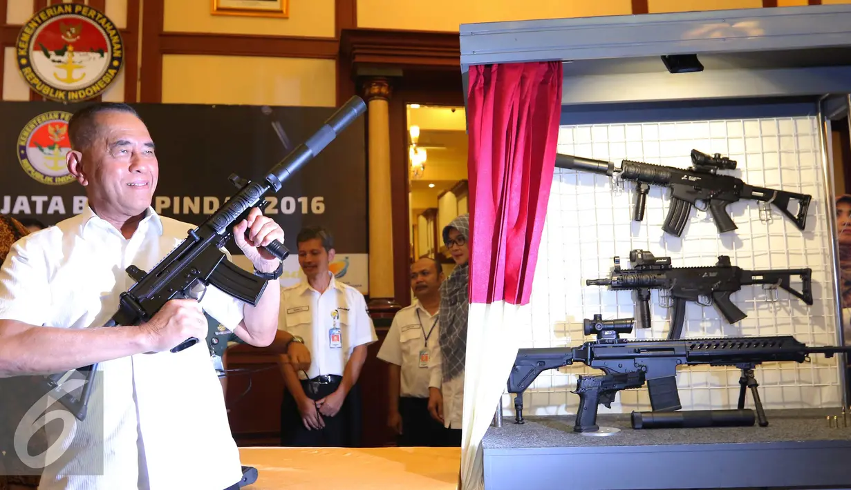 Menteri Pertahanan Ryamizard Ryacudu saat mencoba senjata baru produksi Pindad usai peresmian senjata baru di Gedung Kementerian Pertahanan, Jakarta, Kamis (9/6). (Liputan6.com/Angga Yuniar)