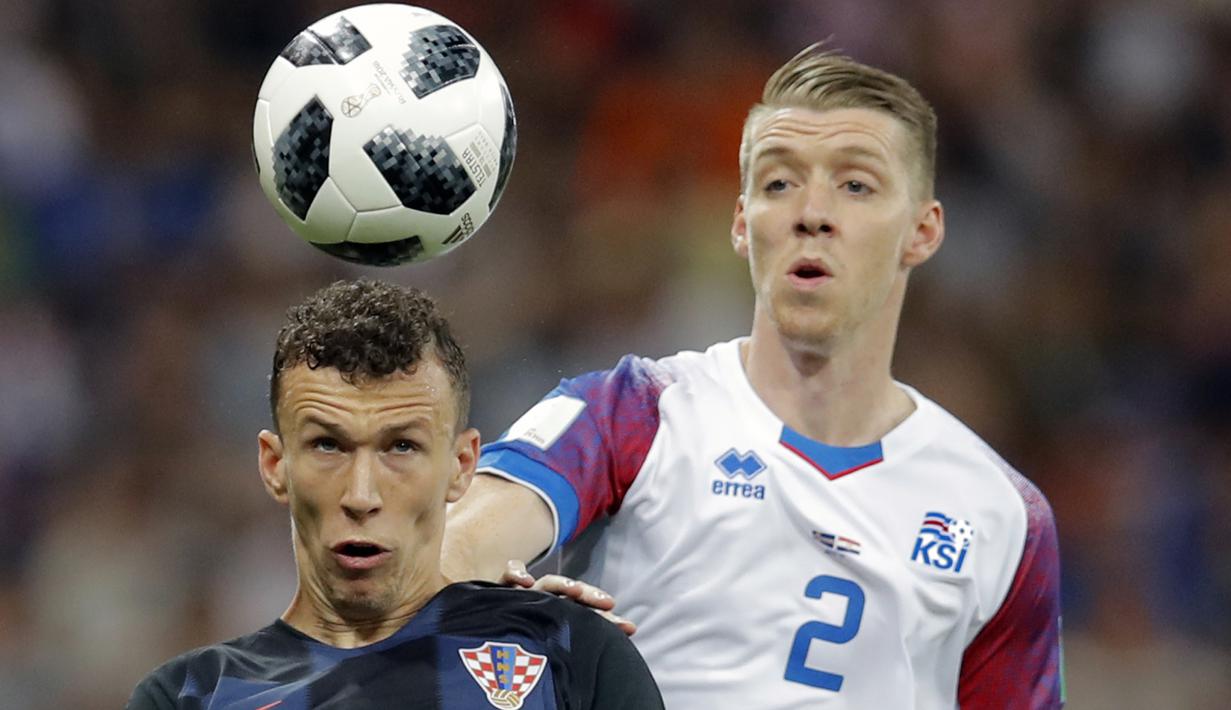 Gelandang Kroasia, Ivan Perisic, duel udara dengan bek Islandia, Birkir Saevarsson, pada laga grup D Piala Dunia di Rostov Arena, Rostov-on-Don, Selasa (26/6/2018). Kroasia menang 2-1 atas Islandia. (AP/Vadim Ghirda)