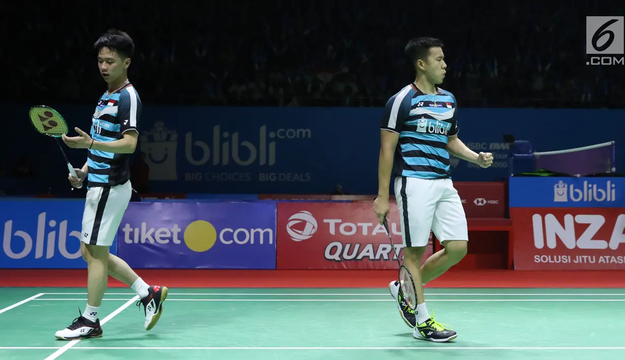 Ganda putra Indonesia, Marcus F Gideon/Kevin Sanjaya Sukomuljo merayakan poin saat lawan Ong Yew Sin/Teo Ee Yi (Malaysia) di 16 besar Indonesia Open 2018, Istora GBK Jakarta, Kamis (5/7). Kevin/Marcus unggul 21-18, 21-12. (Liputan6.com/Helmi Fithriansyah)