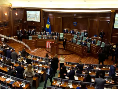 Sebuah gas air mata meledak dalam rapat parlemen di ibu kota Kosovo, Pristina, Rabu (21/3). Aksi anggota Partai Vatevendosje itu dilakukan demi mencegah pemungutan suara terkait masalah kesepatakan perbatasan dengan Montenegro. (AP Photo/Visar Kryeziu)