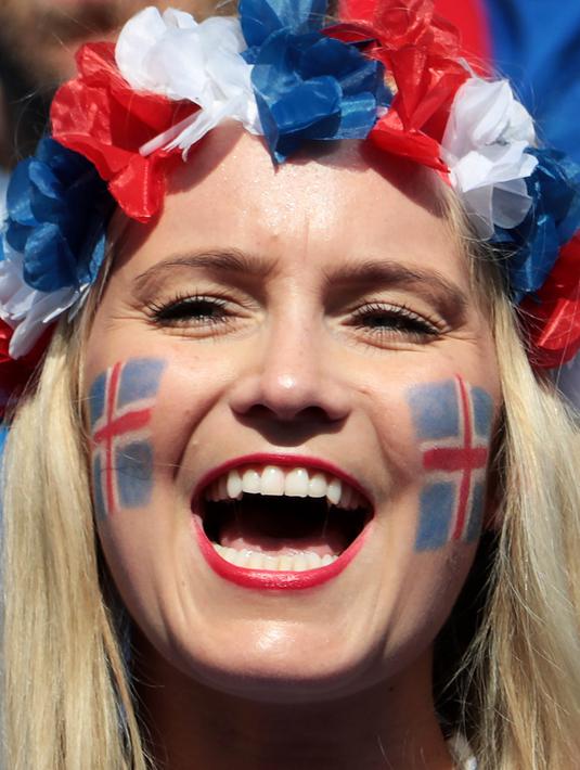 Suporter Islandia berteriak memberi semangat kepada timnya saat melawan Austria pada grup F Euro Cup 2016 di Stadion Stade de France, Saint-Denis, Kamis (23/6/2016) dini hari WIB. (AFP/Kenzo Tribouillard)