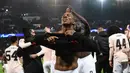 Pemain Manchester United Ashley Young (tengah) bersama rekan setimnya merayakan kemenangan atas Paris Saint-Germain (PSG) pada pertandingan Liga Champions di Stadion Parc des Princes, Paris, 6 Maret 2019. Young digaet Inter Milan dengan biaya 1,5 juta euro plus bonus. (Anne-Christine POUJOULAT/AFP)