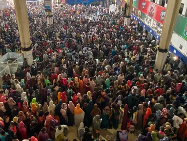 Orang-orang berkerumun membeli tiket di muka untuk melakukan perjalanan ke kampung halaman mereka merayakan Idul fitri di stasiun kereta api di Dhaka, Selasa (26/4/2022).&nbsp; Setiap menjelang perayaan hari besar, seperti Lebaran warga Bangladesh yang merantau ke kota-kota besar akan pulang ke kampung halaman untuk merayakannya bersama sanak keluarga. (Munir uz zaman / AFP)