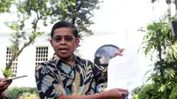 Idrus Marham menunjukan surat pengunduran diri sebagai Menteri Sosial kepada sejumlah wartawan di Istana, Jakarta, Jumat (24/8).(Liputan6/Pool/Gar)