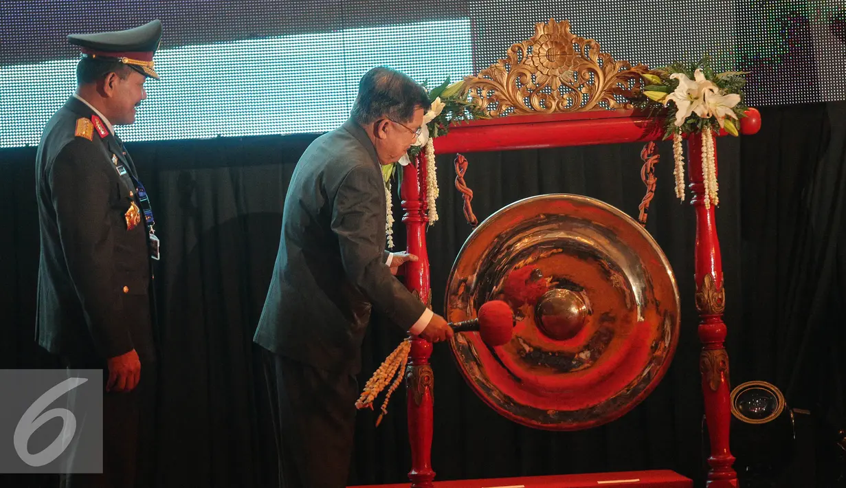 Wakil Presiden Jusuf Kalla (kanan) memukul gong tanda pembukaan Aseanapol Conference di Jakarta, Selasa (4/8/2015). Konferensi ASEANAPOl ke-35 mengusung salah satu poin kesepakatan bersama lembaga polisi se-ASEAN lainnya . (Liputan6.com/Faizal Fanani)
