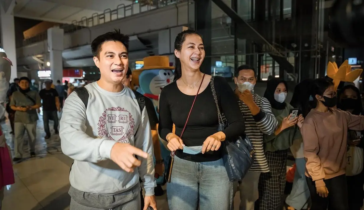 Paula Verhoeven tak menyangka seluruh karyawannya di Jakarta akan memberinya kejutan. (Foto: Instagram/ paula_verhoeven)