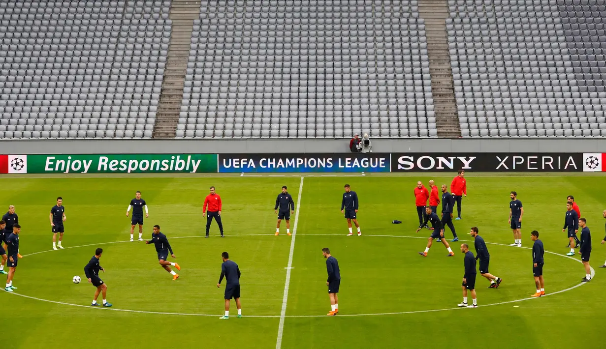 Para pemain Sevilla saat mengikuti sesi latihan di stadion Allianz Arena di Munich, Jerman, (10/4). Pada pertemuan pertama Sevilla kalah 2-1 atas Munchen di kandangnya sendiri. (AP Photo/Matthias Schrader)