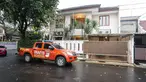 Suasana rumah dinas Kadiv Propam Polri Irjen Ferdy Sambo di Kompleks Polri Duren Tiga, Pancoran, Jakarta Selatan , Rabu (13/7/2022). Rumah dinas Kadiv Propam Polri ini diduga menjadi lokasi penembakan yang menewaskan Brigadir J. (Liputan6.com/Faizal Fanani)