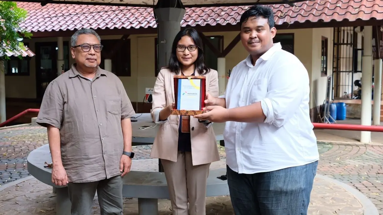 Pertamina MOR III bersama mahasiswa Departemen Kimia Fakultas Teknik Universitas Indonesia (FT UI) meluncurkan Photovoltaic Charging Outlet untuk menunjang kegiatan akademis mahasiswa. (Istimewa)