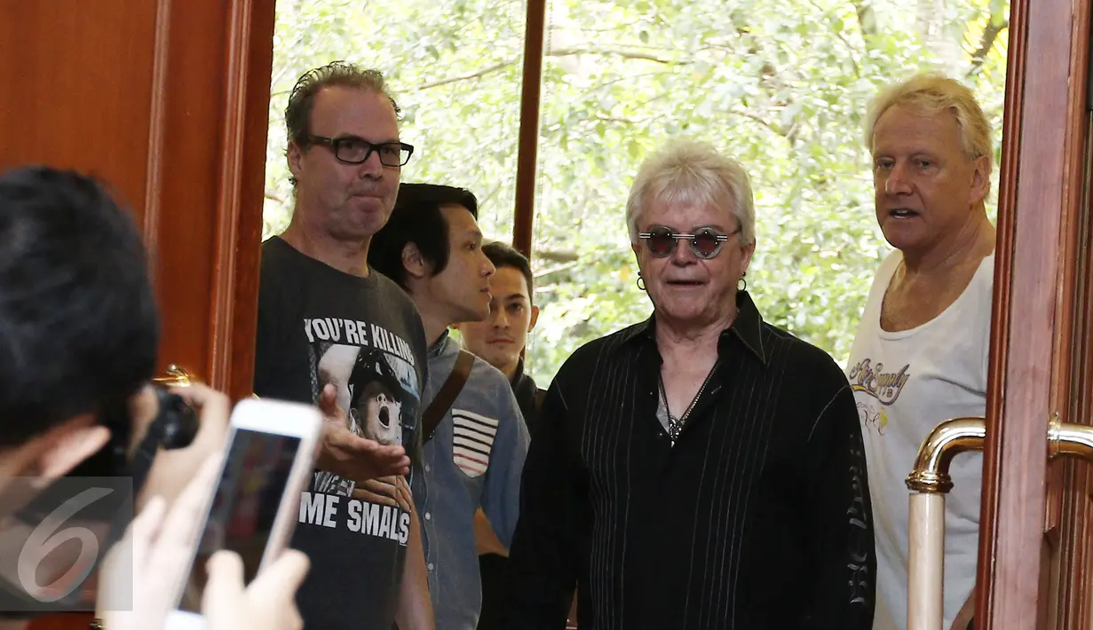 Grup musik Air Supply saat memasuki ruang jumpa pers di kawasan Sudirman, Jakarta, Rabu (1/3/2017). Grup musik soft rock asal Australia Air Supply ini akan tampil di Jakarta pada 3 Maret mendatang. (Liputan6.com/Herman Zakharia)