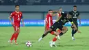 Bertanding di laga pamungkas Grup E AFC Challange League 2025-2026, Dewa United sukses menggilas Shan United dengan skor 4-1. Tampak dalam foto, pemain Dewa United, Ricky Kambuaya saat melawan Shan United pada matchday ketiga Grup E AFC Challange League 2025-2026 di Stadion Indomilk Arena, Tangerang, Sabtu (1/11/2025) malam WIB. (Bola.com/M Iqbal Ichsan)