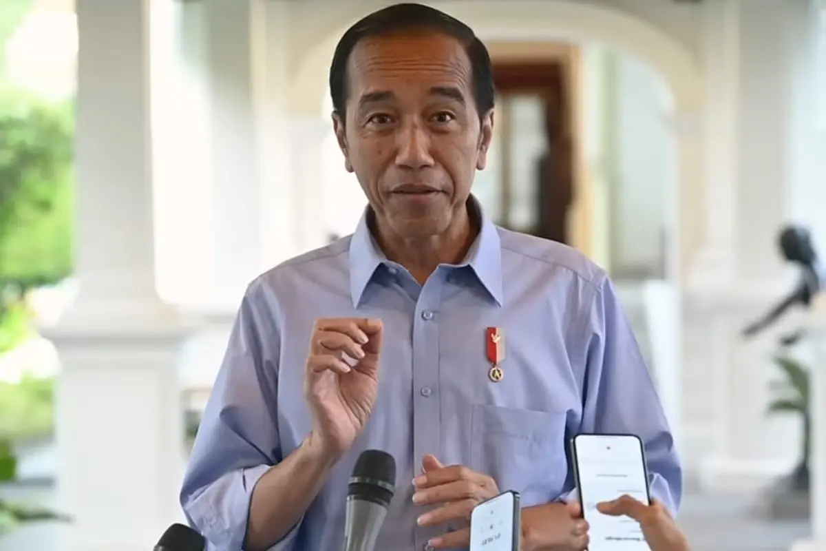 Presiden Joko Widodo atau Jokowi buka suara soal dia mengenakan kemeja berwarna biru khas pasangan Prabowo-Gibran.