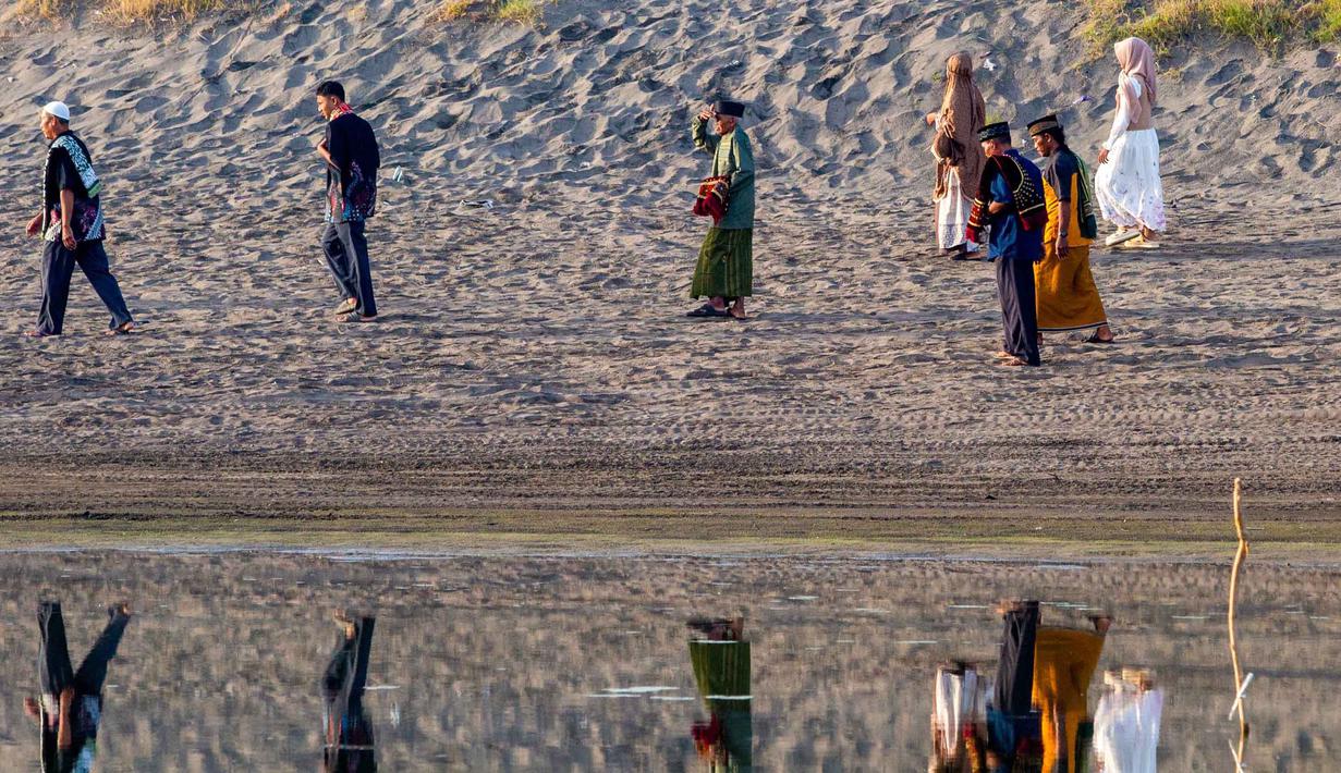 Umat Muslim tiba untuk melaksanakan salat Idul Fitri 1447 Hijriah yang juga menandai berakhirnya bulan suci Ramadan, di Pantai Parangkusumo, Bantul, Yogyakarta pada Jumat 20 Maret 2026. (DEVI RAHMAN/AFP)