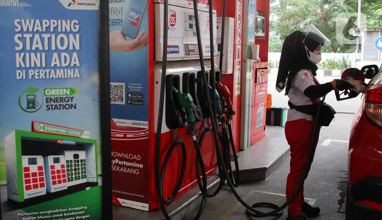 <p>Petugas SPBU melayani pengendara mobil di Stasiun Pengisian Kendaraan Listrik Umum (SPKLU) dan Battery Swapping Station SPBU Pertamina, MT. Haryono, Jakarta, Senin (7/11/2022). Sejak pemerintah resmi menaikkan harga BBM mulai dari pertalite, solar dan pertamax, kendaraan bermotor listrik berbasis baterai (KBLBB) sebagai alternatif kendaraan kembali ramai dibicarakan. (Liputan6.com/Herman Zakharia)</p>