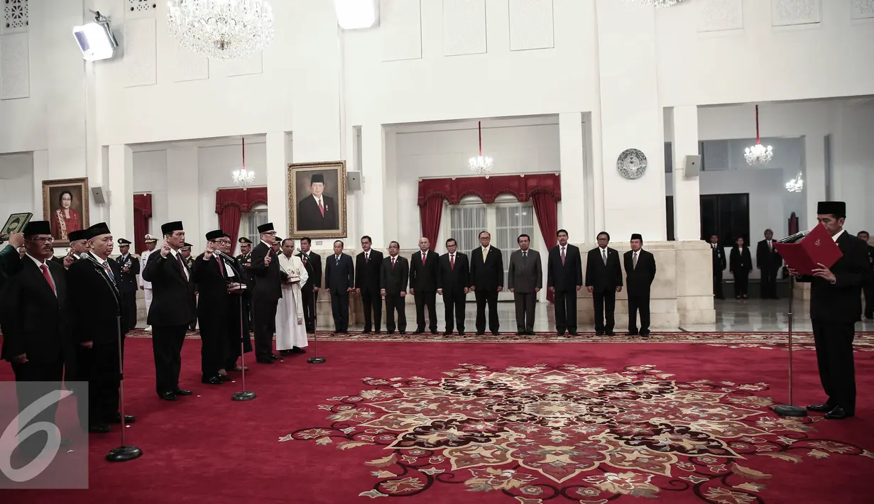 Presiden Joko Widodo melantik sembilan anggota Komisi Kepolisian Nasional periode 2016-2020 di Istana Kepresidenan, Jakarta, Jumat (13/5). Kesembilan anggota itu mewakili pemerintah, pakar kepolisian dan tokoh masyarakat. (Lipuatan6.com/Faizal Fanani)