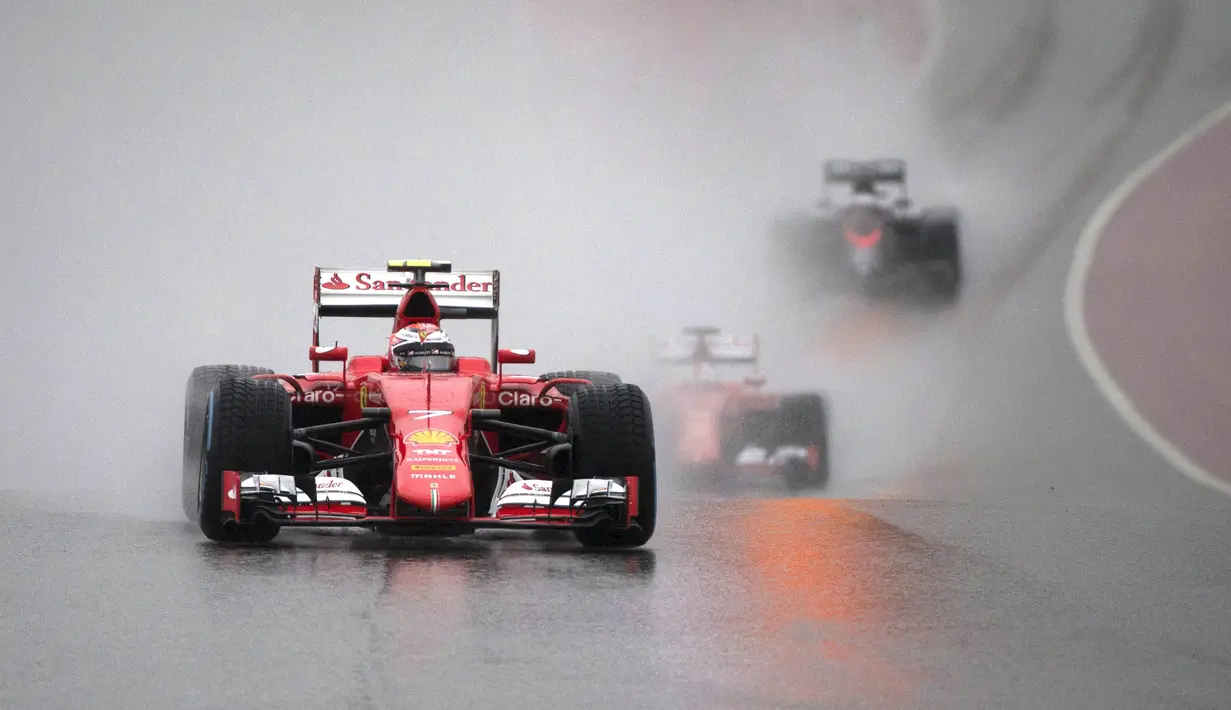Pebalap Ferrari, Kimi Raikkonen, beraksi dalam guyuran hujan saat latihan bebas F1 GP AS di Circuit of The Americas di Austin, AS, Sabtu (24/10/2015). (Reuters/Adrees Latif)