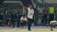 Pelatih Mitra Kukar, Subangkit saat memimpin timnya melawan Persib Bandung pada laga Torabika SC 2016 di Stadion Gelora Bandung Lautan Api, Sabtu (18/6/2016). (Bola.com/Nicklas Hanoatubun)