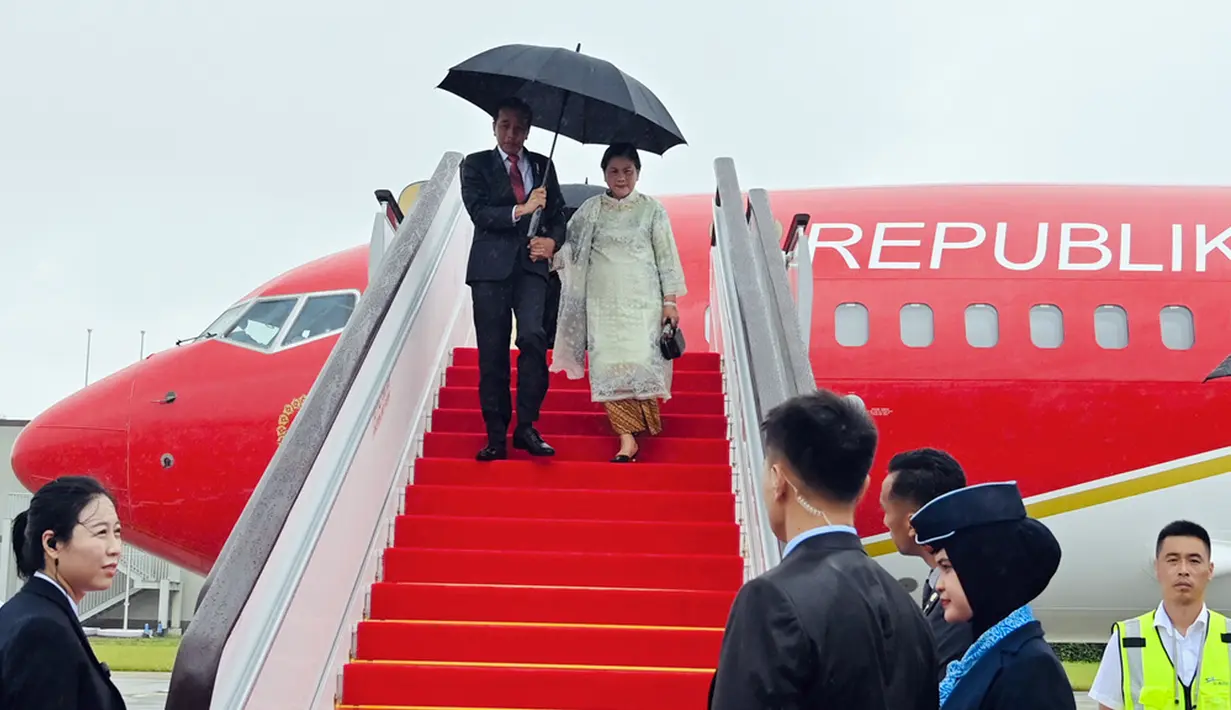 Presiden Jokowi dan Ibu Iriana tiba di Bandara Internasional Chengdu Tianfu pada Kamis (27/7/2023) pukul 14.40 waktu setempat. (Laily Rachev/Indonesian Presidential Palace via AP)