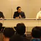 Ketua umum PSSI, Erick Thohir (tengah) didampingi wakil ketua Zainudian Amali dan anggota Komite Eksekutif, Arya Sinulingga dalam sesi konferensi pers di Menara Danareksa Jakarta, Kamis (20/7/2023) petang WIB. (Bola.com/Abdul Aziz)