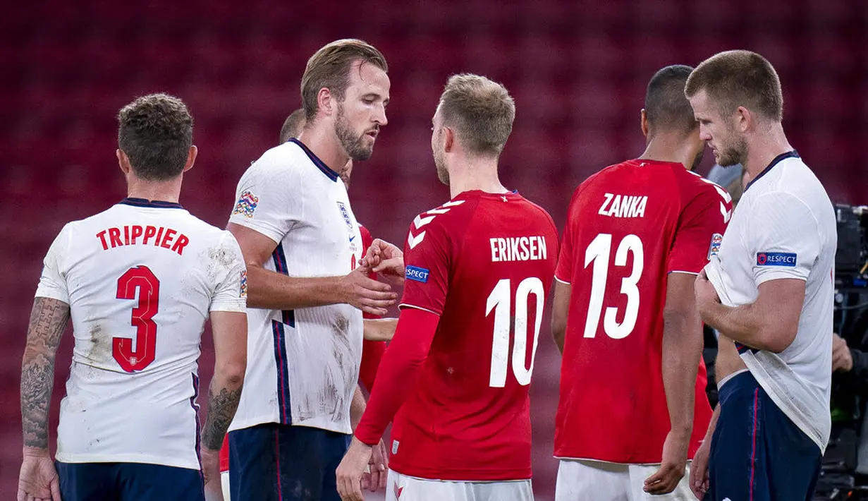 Gelandang Denmark, Christian Eriksen, berjabat tangan dengan striker Inggris, Harry Kane, pada laga UEFA Nations League di Stadion Parken, Rabu (9/9/2020). Kedua tim bermain imbang 0-0. (Liselotte Sabroe/Ritzau Scanpix via AP)