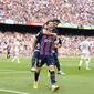 Striker Barcelona Robert Lewandowski merayakan golnya dengan rekan setim Gavi ke gawang Elche pada pertandingan Liga Spanyol di stadion Camp Nou, Sabtu, 17 September 2022. (Josep LAGO / AFP)